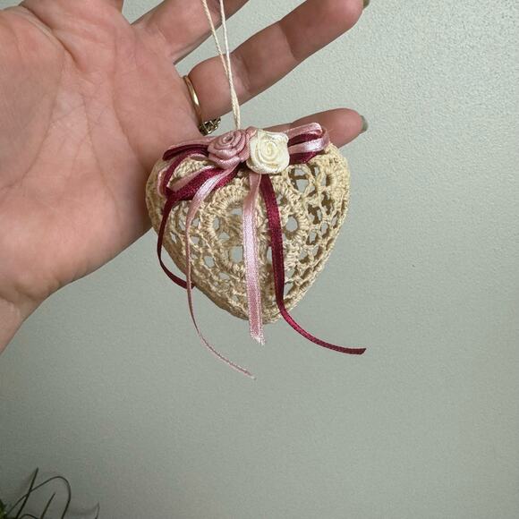 Starched 3D handmade doily ribbon Hand Crafted Christmas Ornament Collection - Picture 8 of 9